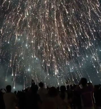 Phao hoa no hoa vu tru day sao voi hieu ung quay nguoc hinh anh