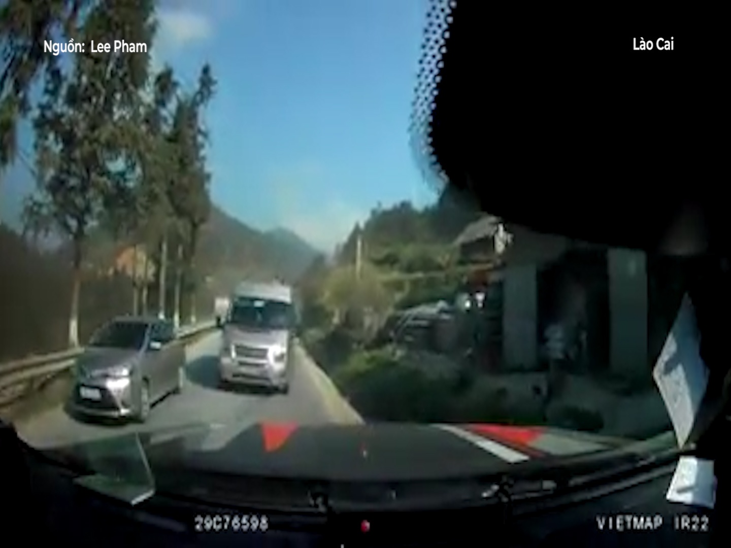 Xe khach lieu linh vuot au, lao vun vut tren deo hep o Lao Cai hinh anh