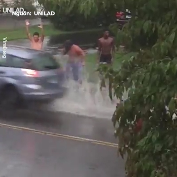 Ba anh chang hao hung keu goi oto te nuoc vao nguoi sau con mua hinh anh