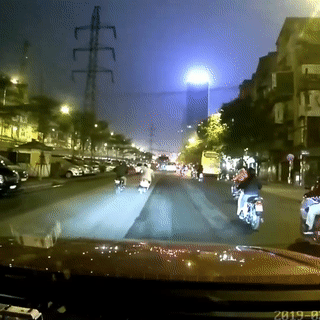 Xe may lao dao nhu say ruou, lao thang vao xe khac gay tai nan hinh anh