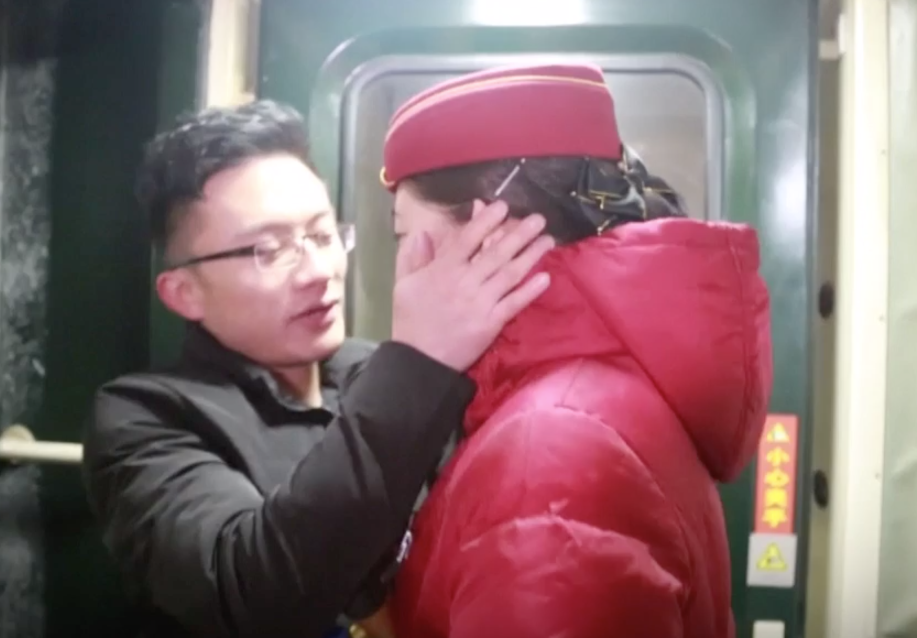 Hai phut lang man cua doi tinh nhan giua chuyen tau Tet hinh anh