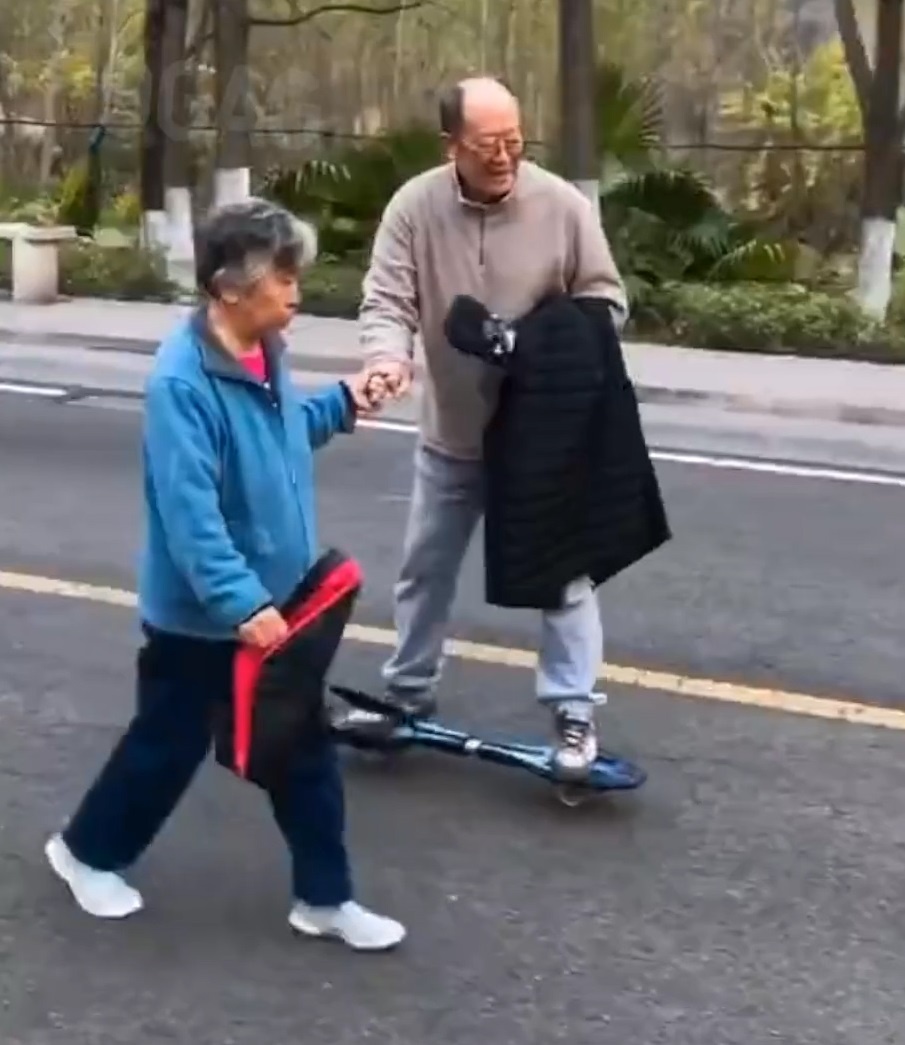 Cu ong hanh phuc khi duoc cu ba nam tay diu dat truot van hinh anh