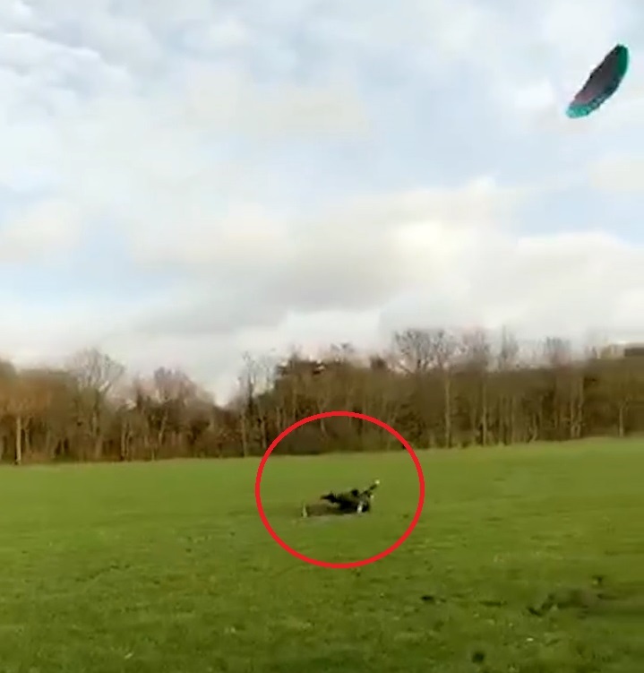 Thanh nien bi dieu keo le let khi gap gio to hinh anh