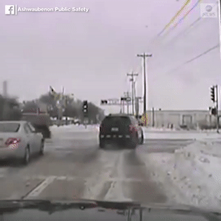 Container thang truot vi duong tuyet, dam thang xe canh sat o My hinh anh