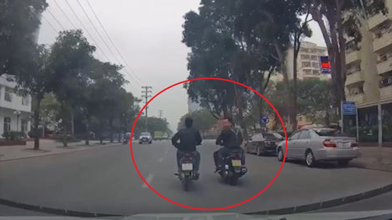 2 xe may lan lan, dan hang ngang thach thuc oto hinh anh