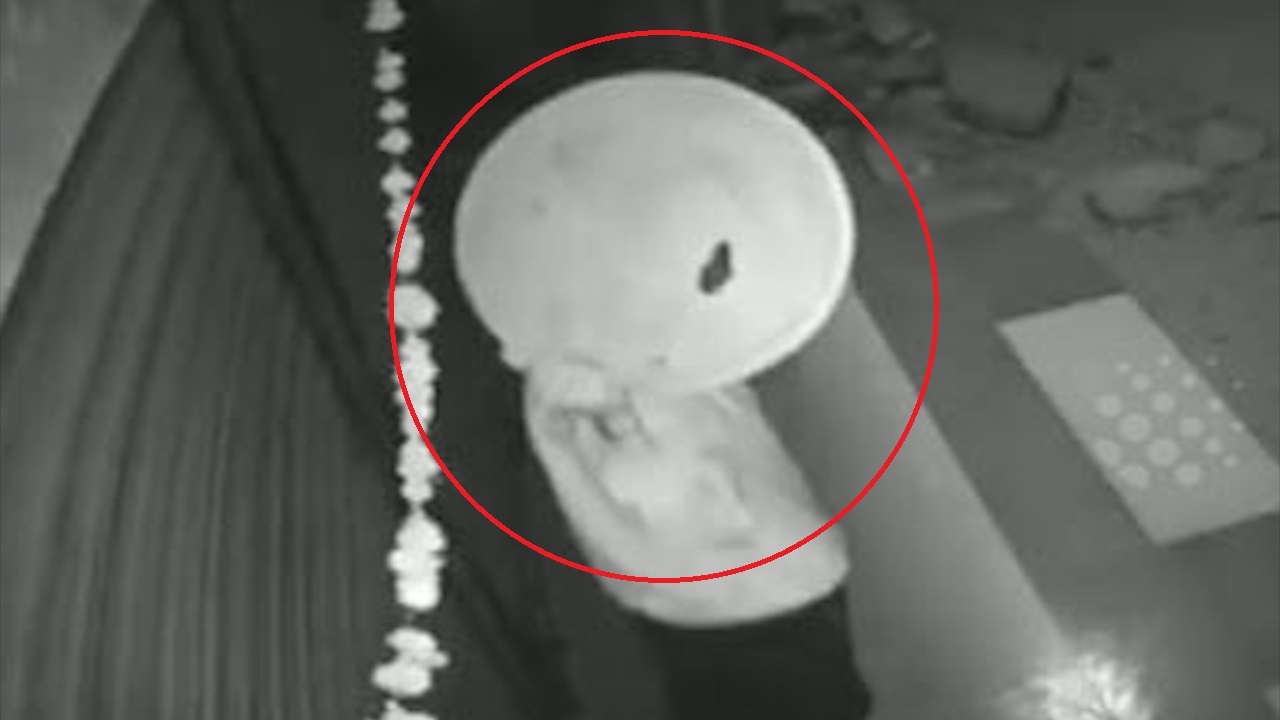 Ten trom An Do lay chao che mat tranh camera nhung van khong thoat hinh anh