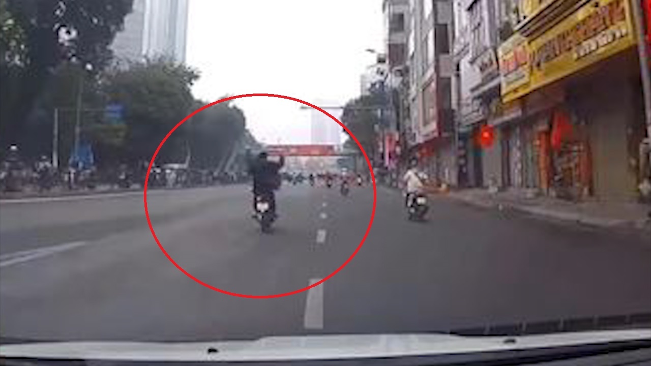 Tai xe vua lai xe vua mua tay tren duong Ha Noi hinh anh