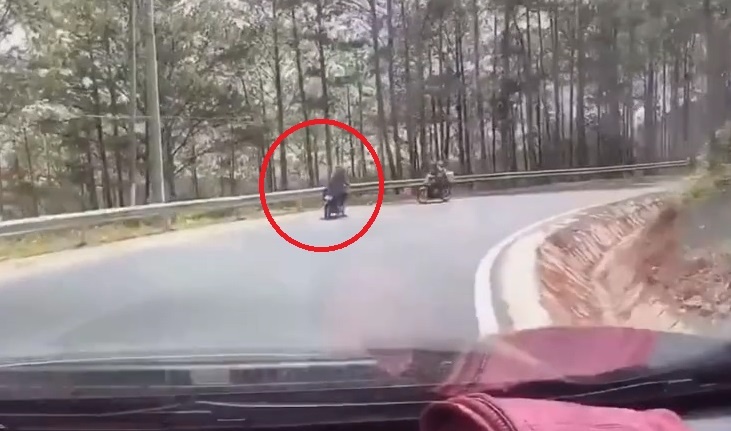 Phong nhanh qua cua khi do deo, xe may lao thang vao rao chan hinh anh