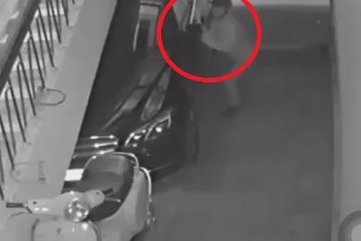 Trom ngang nhien vao tan nha be guong oto o Ha Noi hinh anh