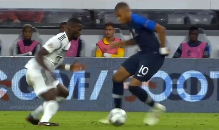 Nhung pha solo dang cap cua Kylian Mbappe hinh anh