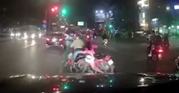 Mai chi duong, tai xe bi quet xe te truoc dau oto hinh anh