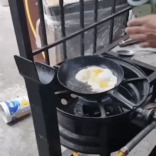 Hai huoc dau bep so y do het lo muoi vao chao khi dang chien trung hinh anh