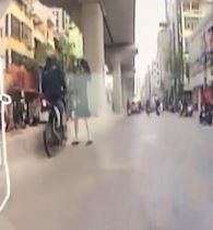 Xe may dam thang nguoi phu nu dang be con di sang duong hinh anh