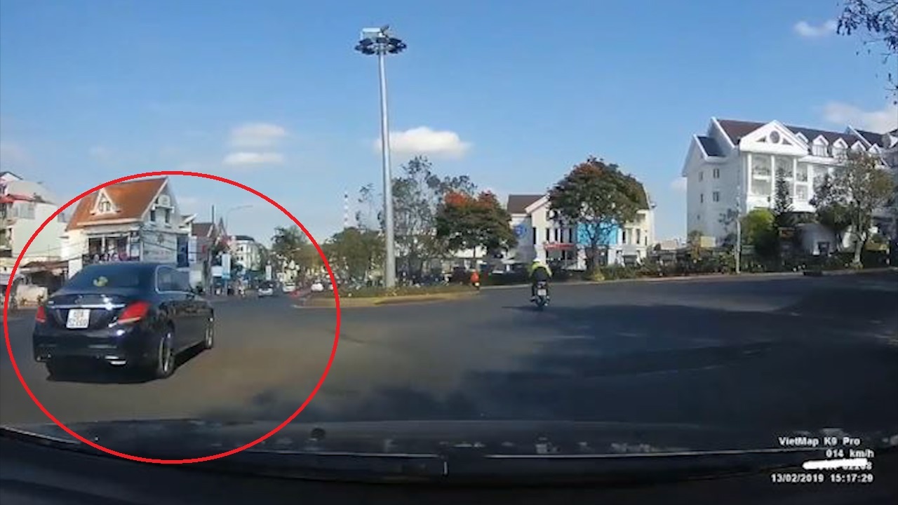 Oto ngang nhien re trai o bung binh Da Lat gay ngo ngang cho xe sau hinh anh