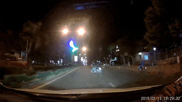 Lac lu tay lai, nguoi dan ong dam xe thang vao dai phan cach hinh anh