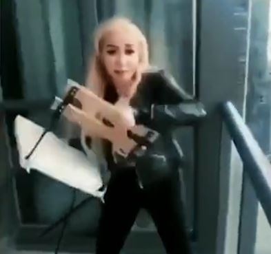 Thieu nu Canada nem ghe tu tang 45 chung cu xuong duong de cau like hinh anh