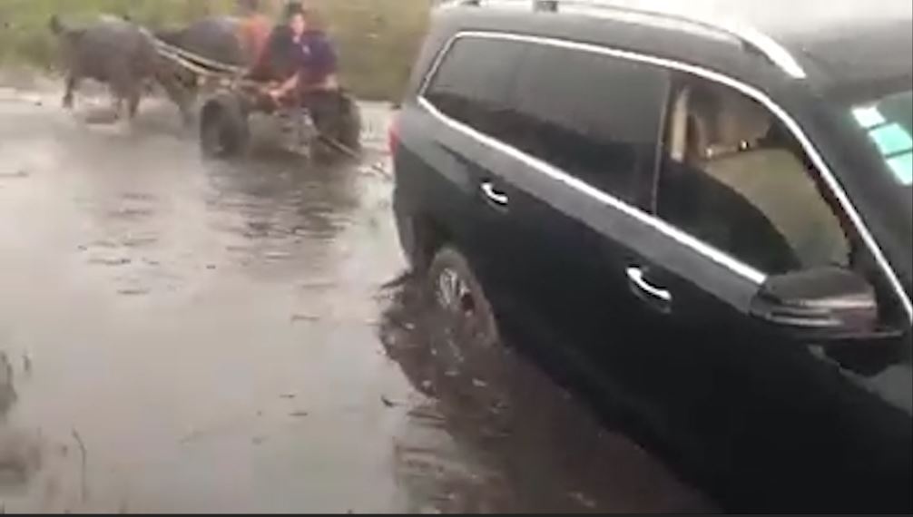 Oto mac ket duoc xe trau keo thoat khoi dam lay hinh anh