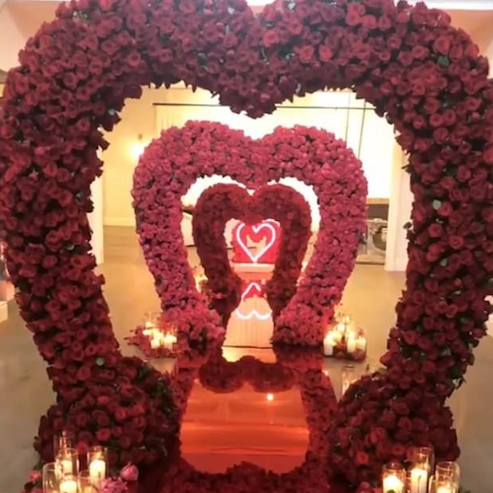 Kylie Jenner duoc tang ca con duong tinh yeu ket bang hoa hong hinh anh