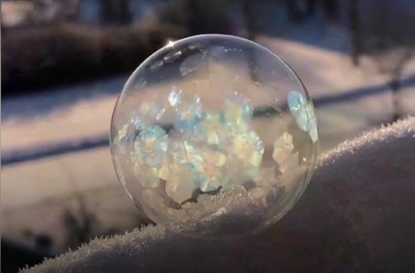 Bong bong xa phong dong bang thanh qua cau pha le o -30°C hinh anh