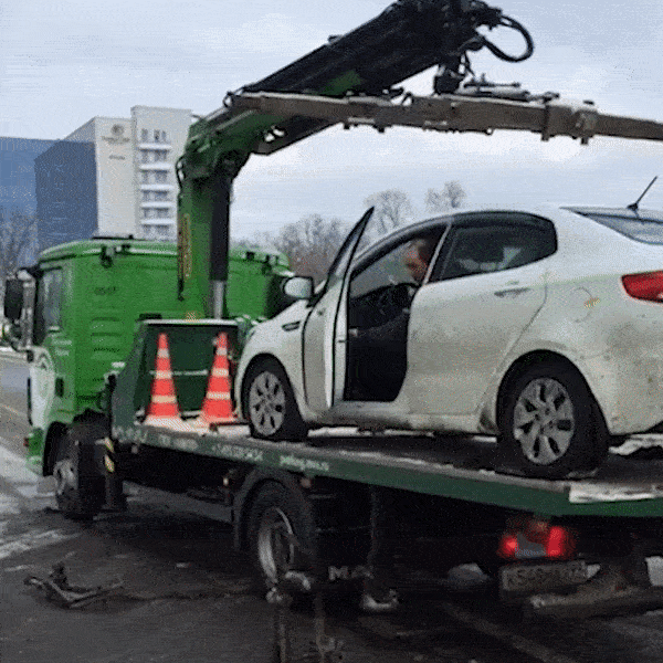 Nguoi dan ong Nga lui oto ngay tren xe cuu ho hinh anh