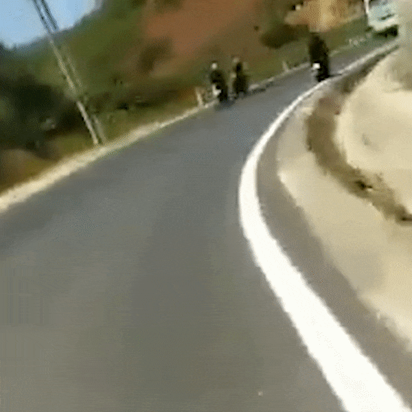 Bo cua sang lan nguoc chieu, 'phuot thu' tong manh xe may khac hinh anh