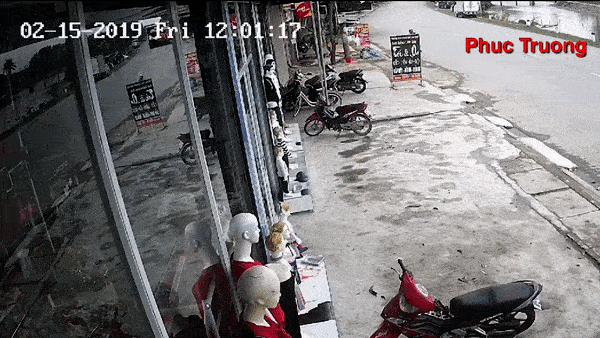 Lao xe may tu ngoai duong vao le, tong rach bang quang cao hinh anh