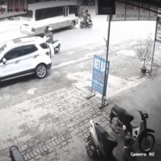 Thang gap tranh xe may, xe khach bi xe tai dam thang vao duoi hinh anh