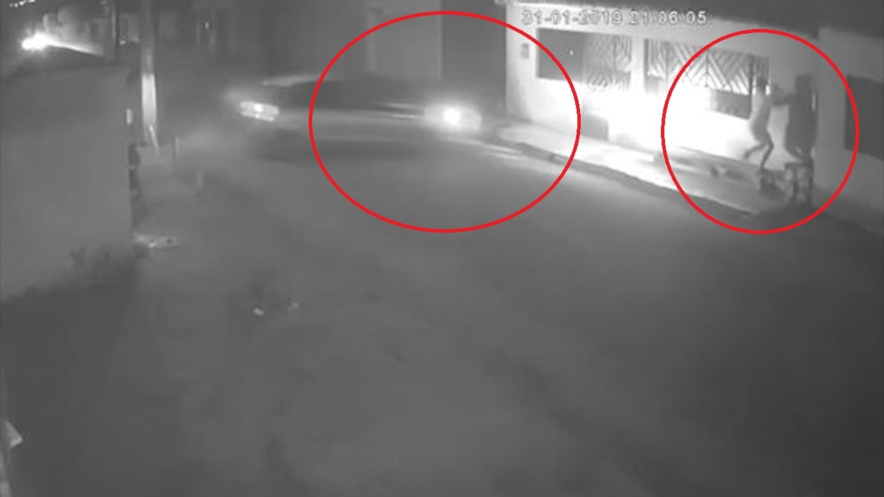 Nguoi di duong thoat nan trong gang tac nho phan xa nhanh hinh anh