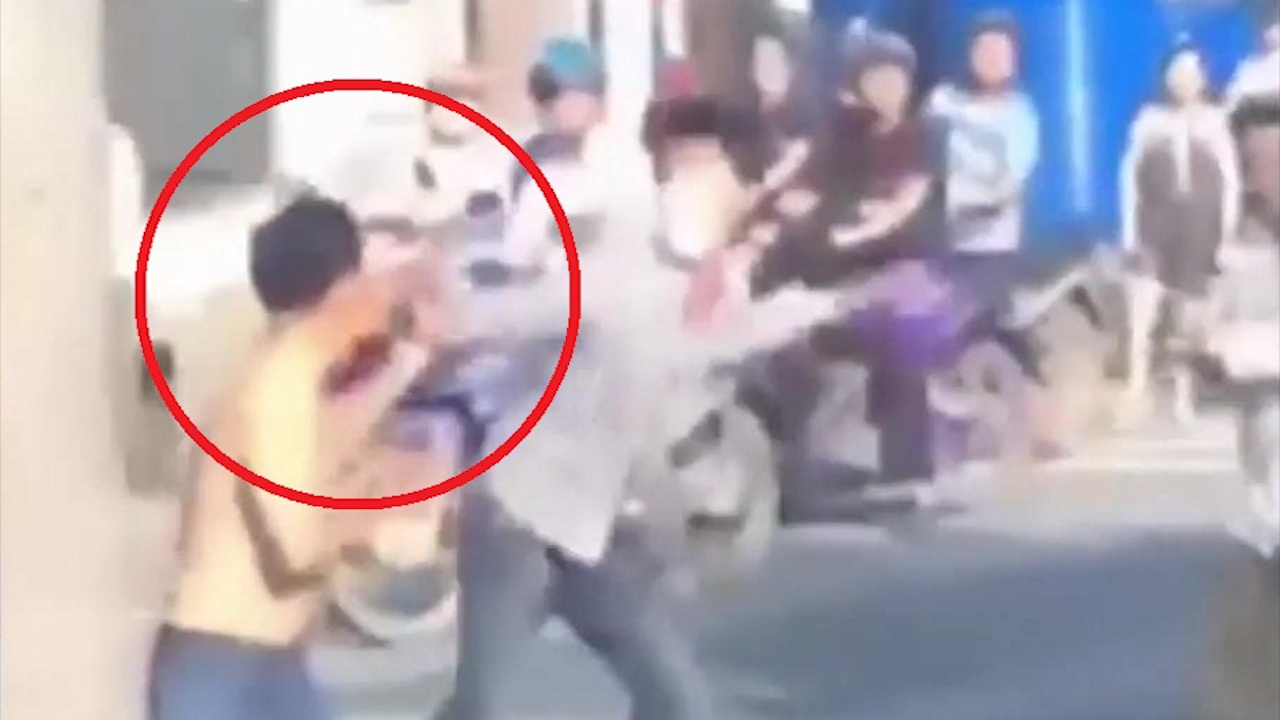 Duoi danh vo tren duong, chong bi nguoi di duong danh hinh anh