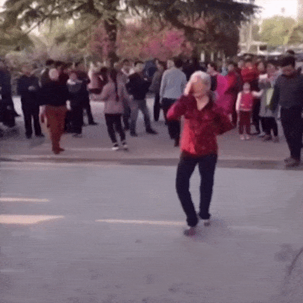 Nhung khoanh khac nhay nhot 'quen doi' cua nguoi cao tuoi hinh anh