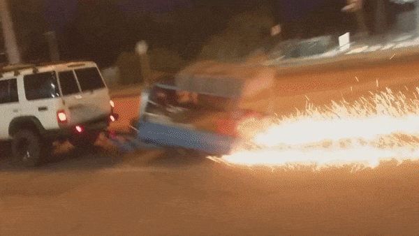 Tai xe phong xe qua rao chan duong ray de cat duoi canh sat hinh anh