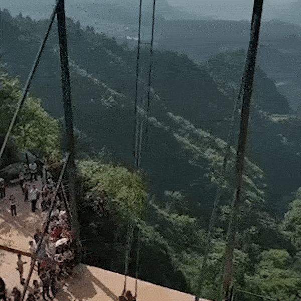 Chiec xich du cao 300m phi thang vao khong trung o Trung Quoc hinh anh