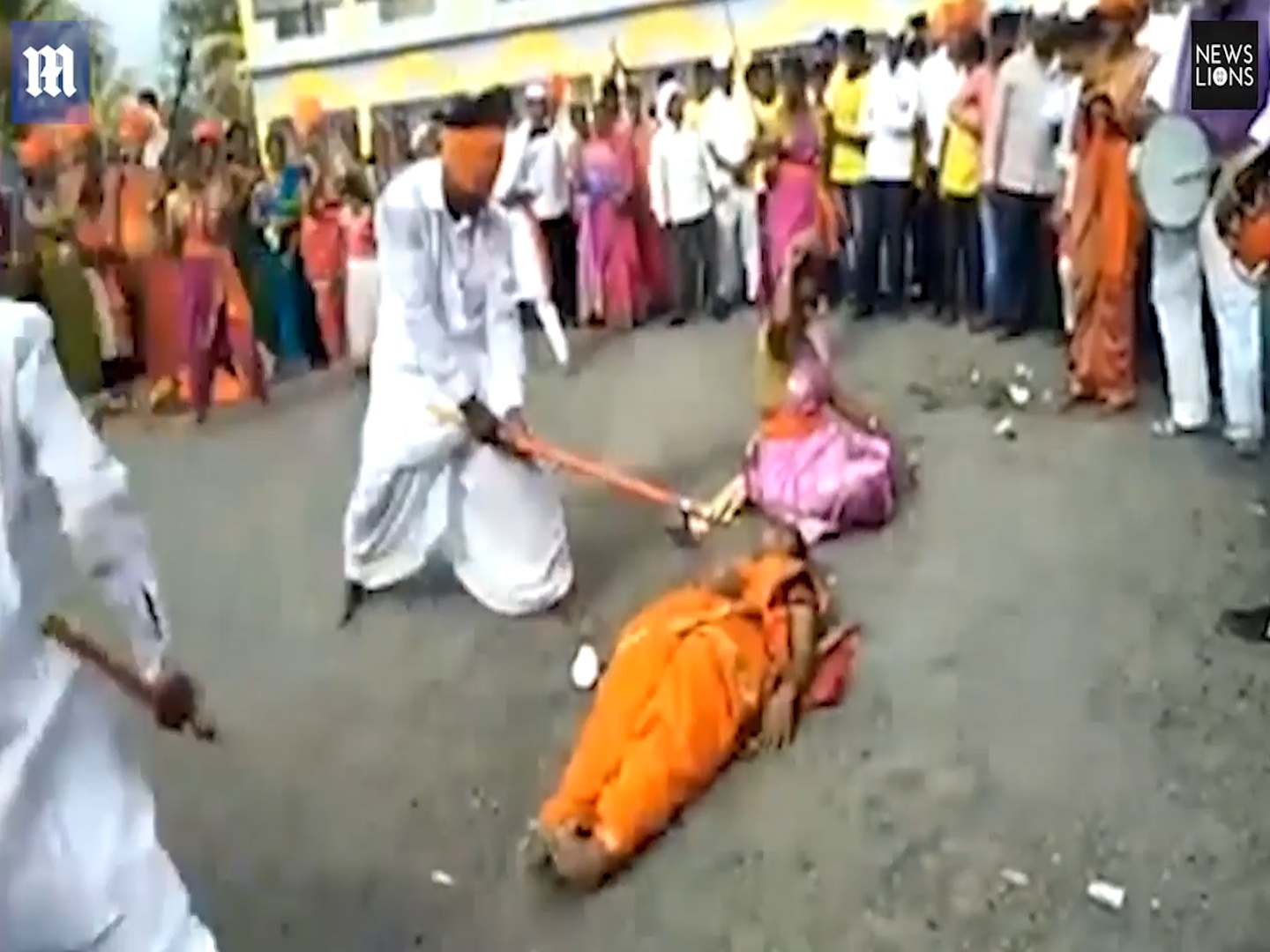 Nghe nhan nham mat, dung bua chat dua tren bung co gai tai An Do hinh anh