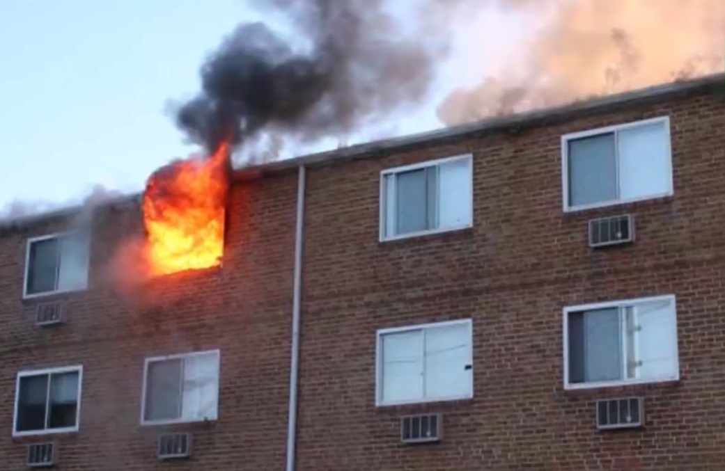 Bi me can nhan, nguoi dan ong Singapore phong hoa dot nha hinh anh