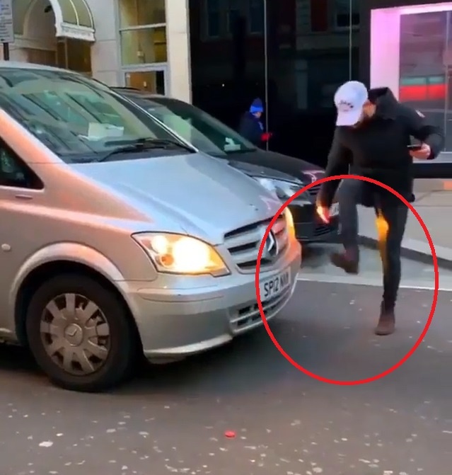 Gia vo buoc qua thanh chan vo hinh, khach bo hanh khien tai xe boi roi hinh anh