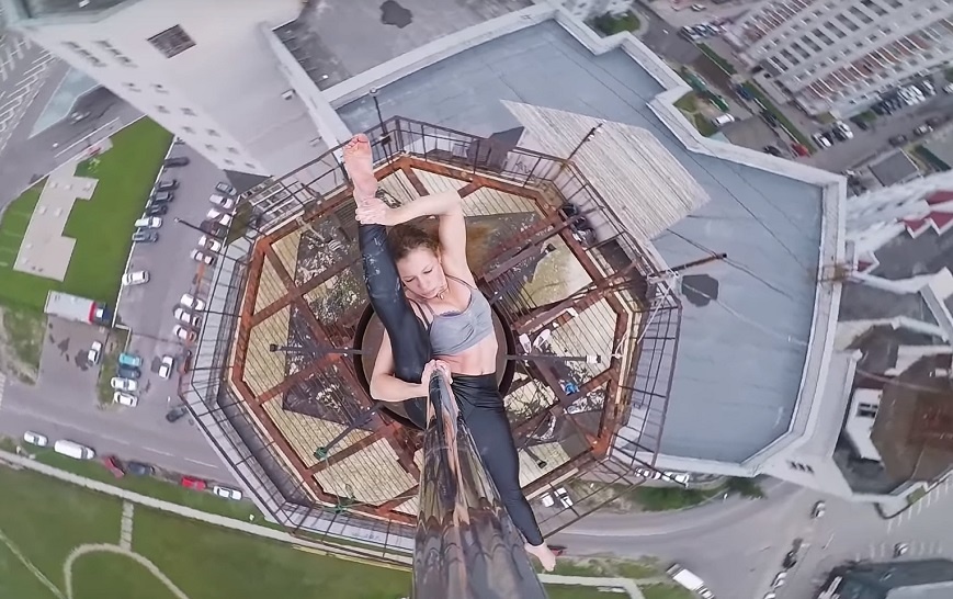 Vu cong Nga mua cot tren dinh toa nha 16 tang hinh anh