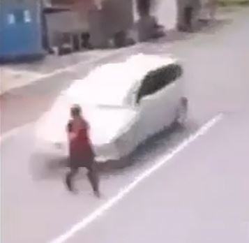 Oto chay ngang, nguoi di duong may man chi bay mat dep hinh anh