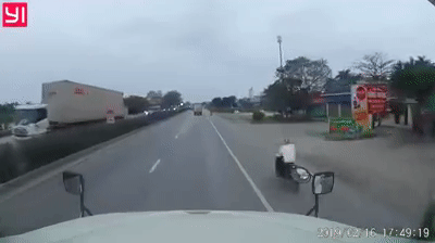 Xe may lao vun vut khien xe tai lat xuong duong vi ne tranh hinh anh