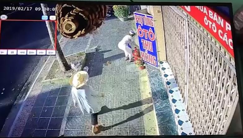 Nguoi phu nu ngang nhien trom chau hoa giua ban ngay hinh anh