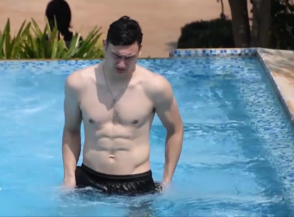 Van Lam khoe body 6 mui tai Muangthong United hinh anh