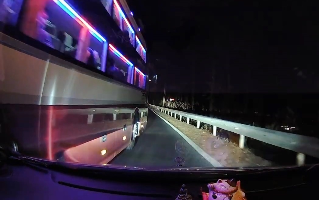 Vuot au tren deo, xe khach ep vo guong chieu hau oto hinh anh