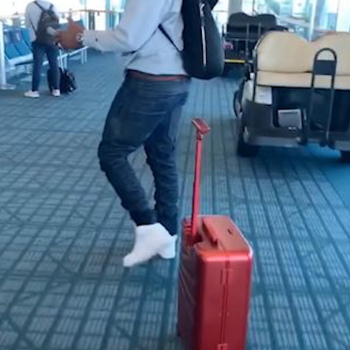 Chiec vali tu di chuyen theo chu o san bay hinh anh