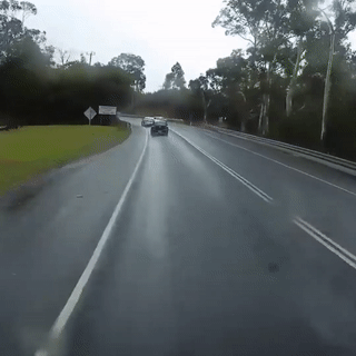 Mat lai tren duong doc tron, oto gay tai nan kinh hoang o Australia hinh anh