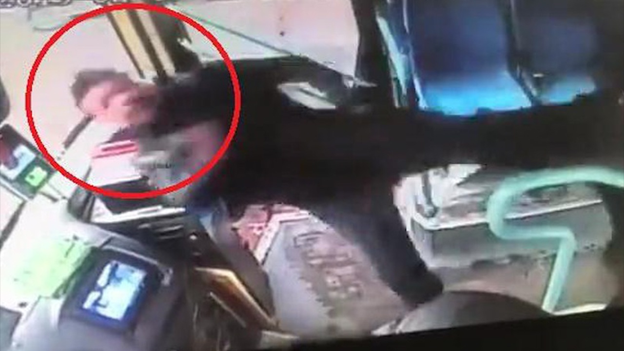 Quat thao tai xe xe buyt, ga say bi hanh khach da nga dui dui hinh anh