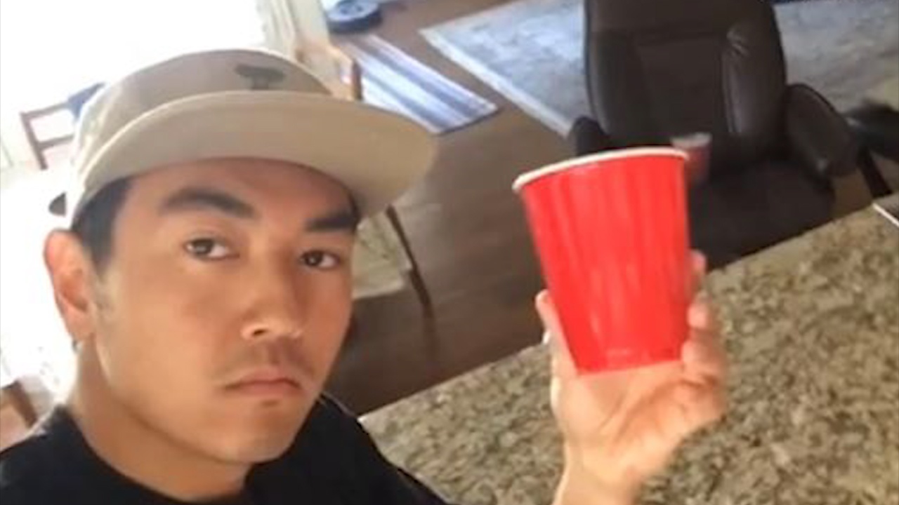 Chang trai khong nhin nhung nem coc thang bang bach phat bach trung hinh anh