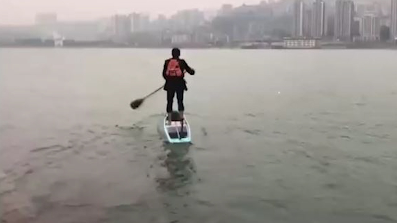 Duong ket, nhan vien Trung Quoc tu cheo thuyen qua song di lam hinh anh