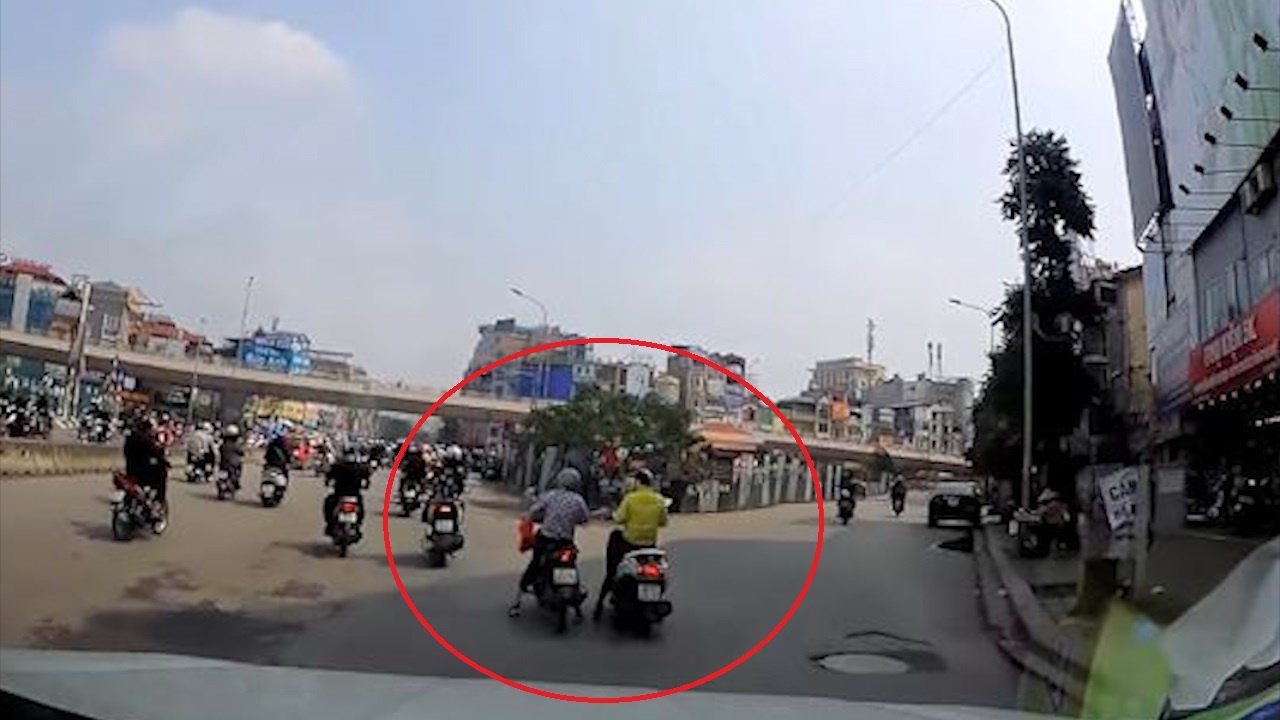 Giua duong nang, hai nu tai xe dung xe noi chuyen hinh anh