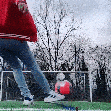 Dan mang dua nhau bat chuoc Messi lat chai nuoc bang cach sut bong hinh anh