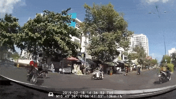 Tai xe oto giat minh khi xe may tu te truoc dau xe hinh anh