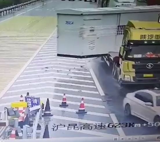 Ne oto chuyen lan au, container phanh rot ca thung hang hinh anh